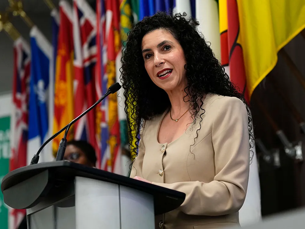 Issue de l’immigration marocaine, Rachel Bendayan devient ministre, incarnant un Canada fier de sa diversité et tourné vers l’avenir inclusif.
