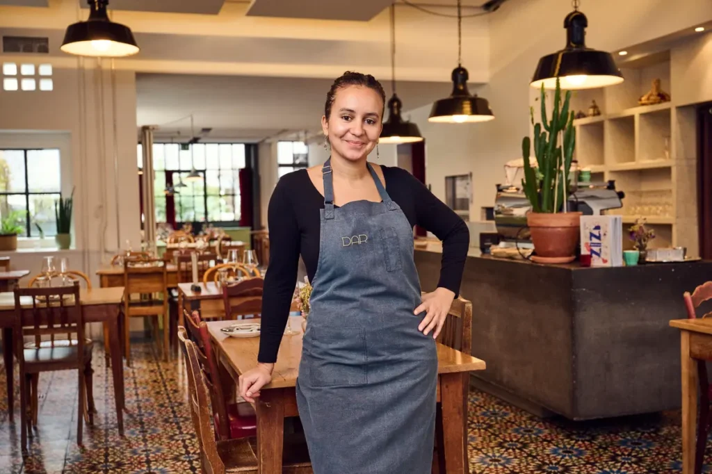 Zineb Hattab, cheffe maroco-suisse innovante, révolutionne la cuisine végétalienne en Suisse. Première étoile Michelin vegan à Zurich, elle allie saveurs marocaines et engagement durable.